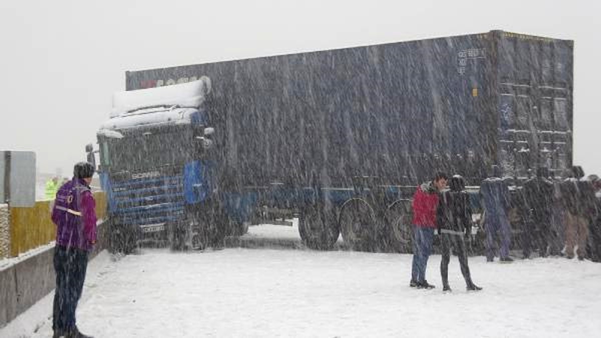 Bolu Dağı\'nda Tır Kayarak Yolu Kapattı; Araç Geçişlerine İzin Verilmiyor