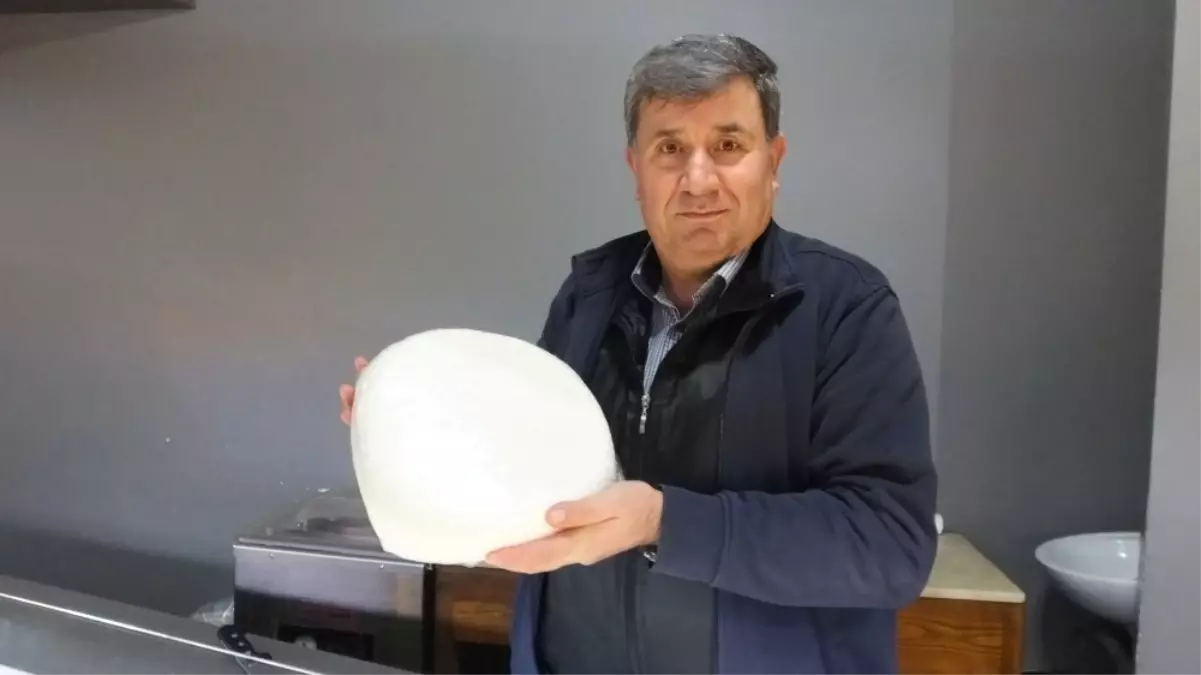 Burhaniye\'de 10 Liraya Satılan Köy Peyniri Yoğun İlgi Gördü