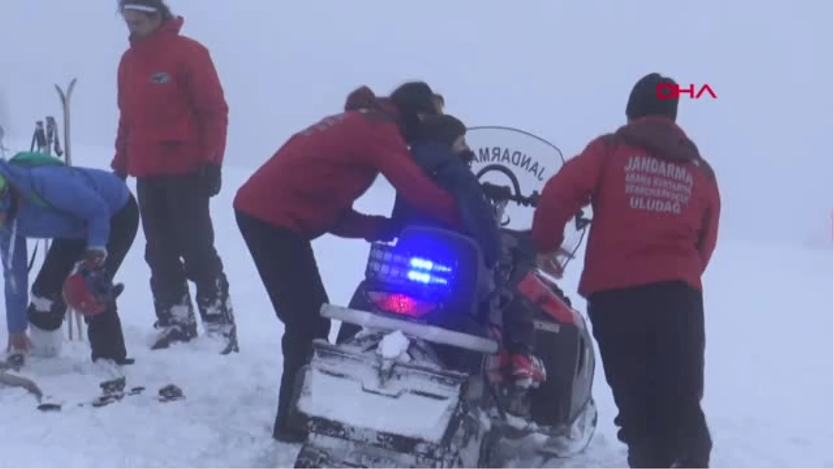 Bursa Uludağ\'da Yaralanan Acemi Kayakçıları Jandarma Kurtardı