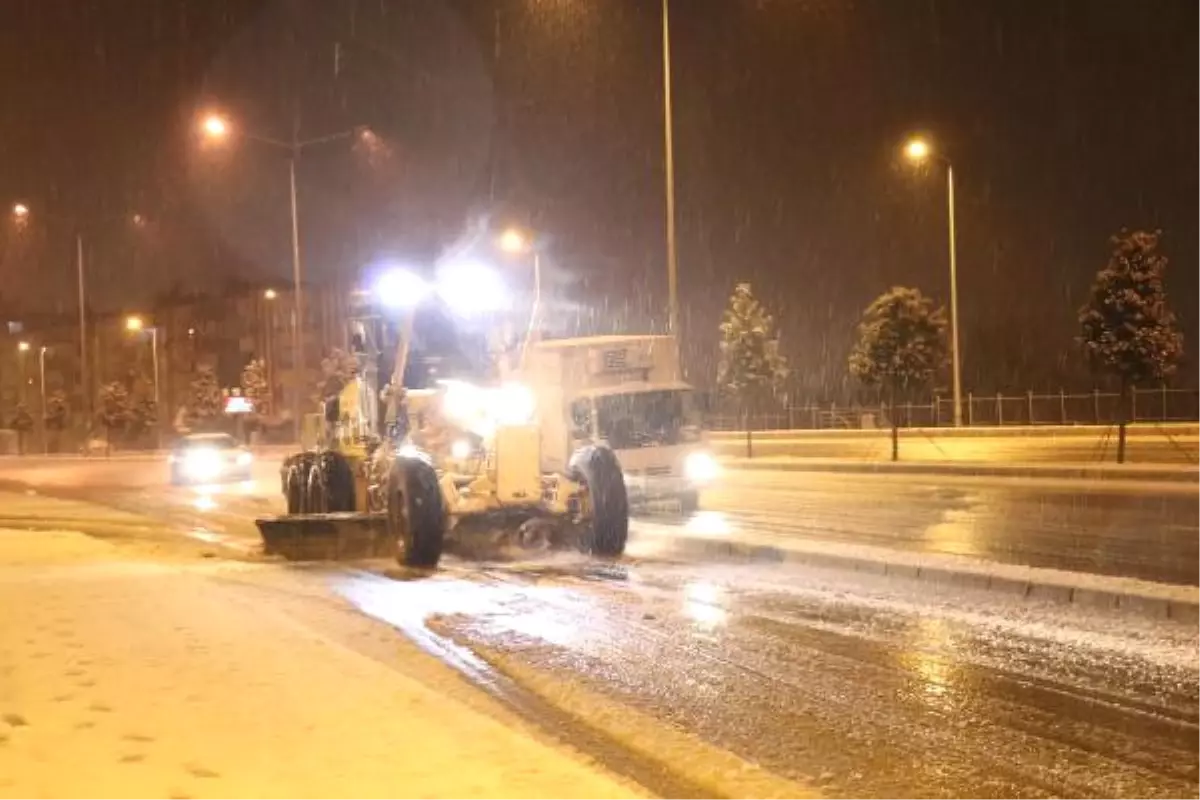 Denizli-Antalya Yolunda, \'Kar\' Nedeniyle Ulaşım Durma Noktasına Geldi