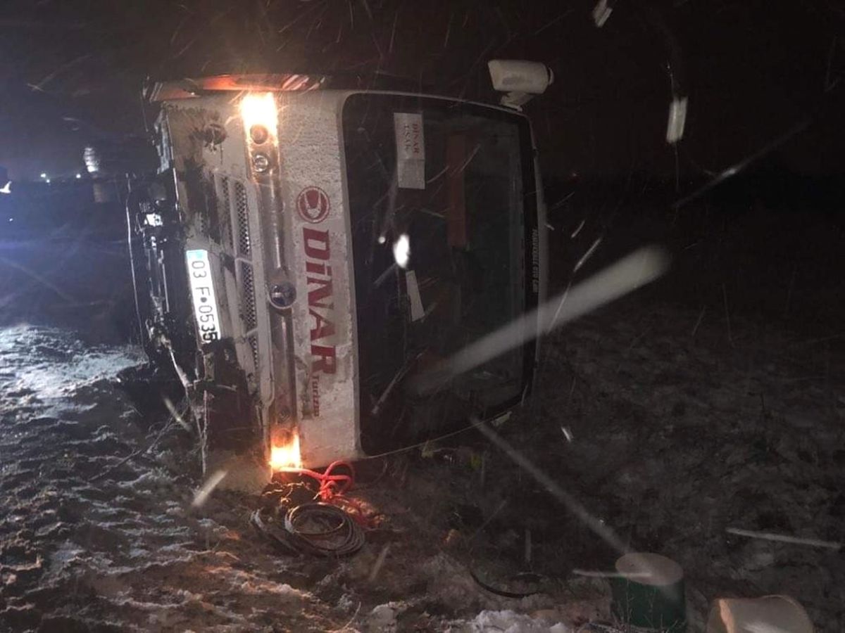 Denizli\'de Öğrencileri Taşıyan Midibüs Devrildi: 13 Yaralı