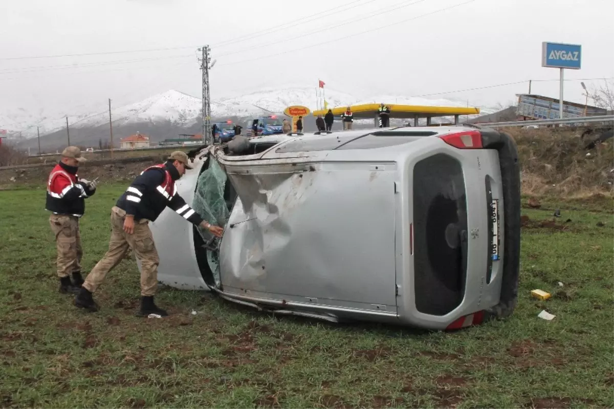 Elazığ\'da Otomobil Tarlaya Uçtu: 4 Yaralı