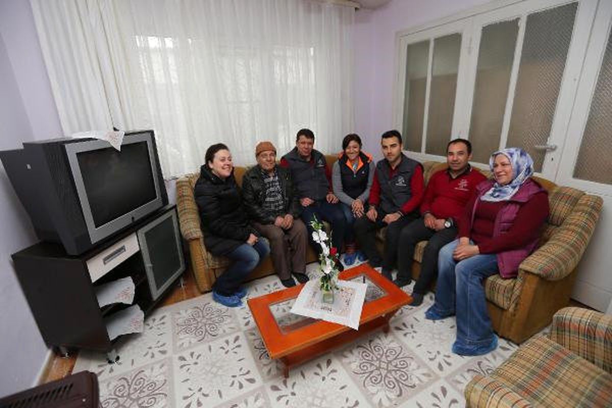 Evleri Yanan Yaşlı Çifte \'Sevgi Eli\' Uzandı