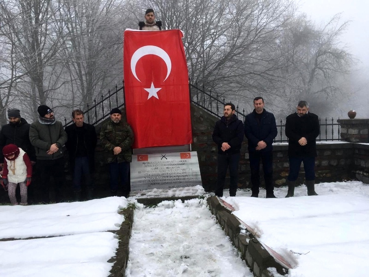 Genci, Yaşlısı Karda Şehitler İçin Yürüdü
