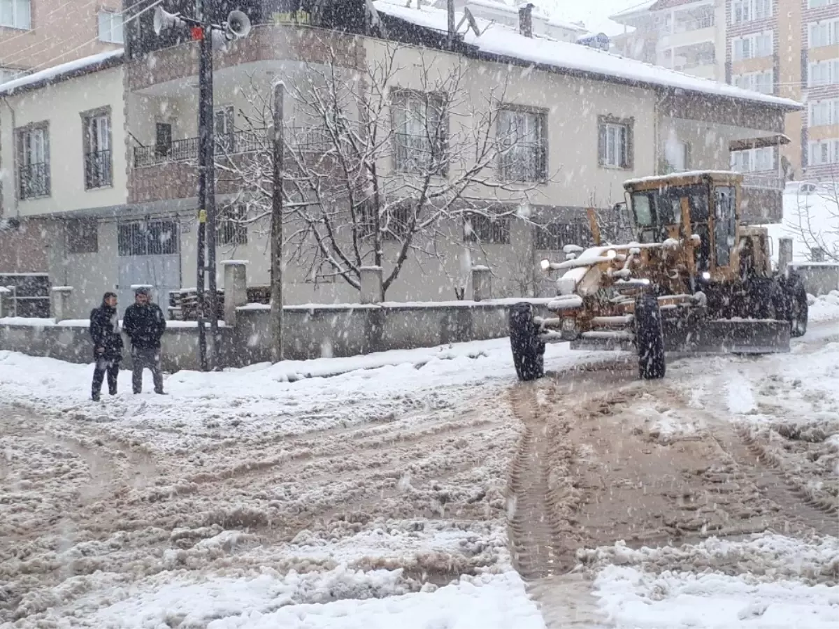 Gölbaşı Belediyesi Ekipleri Karla Mücadelesini Sürdürüyor