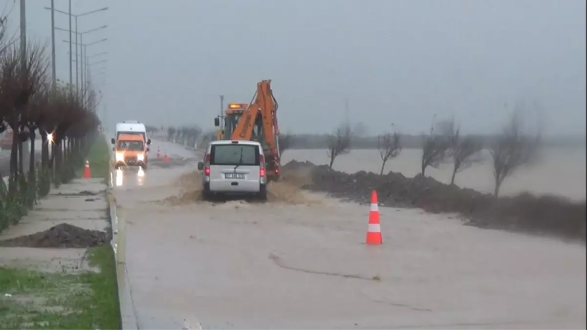 Hatay\'da Yollar Nehre Döndü