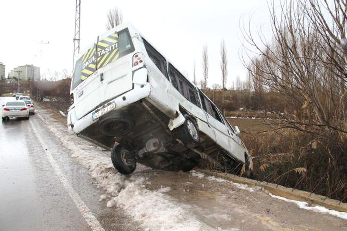 İki Araca Çarpan Öğrenci Servisi Kanalda Asılı Kaldı: 16 Yaralı