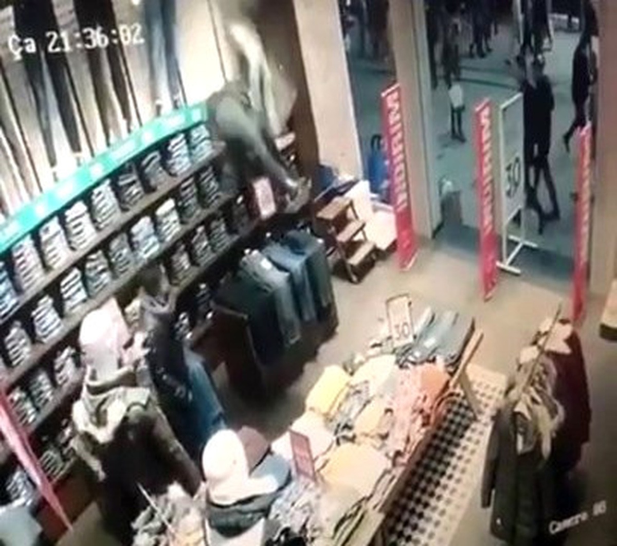 İstanbul\'da Hırsızın Film Sahnelerini Aratmayan Kaçışı Kamerada