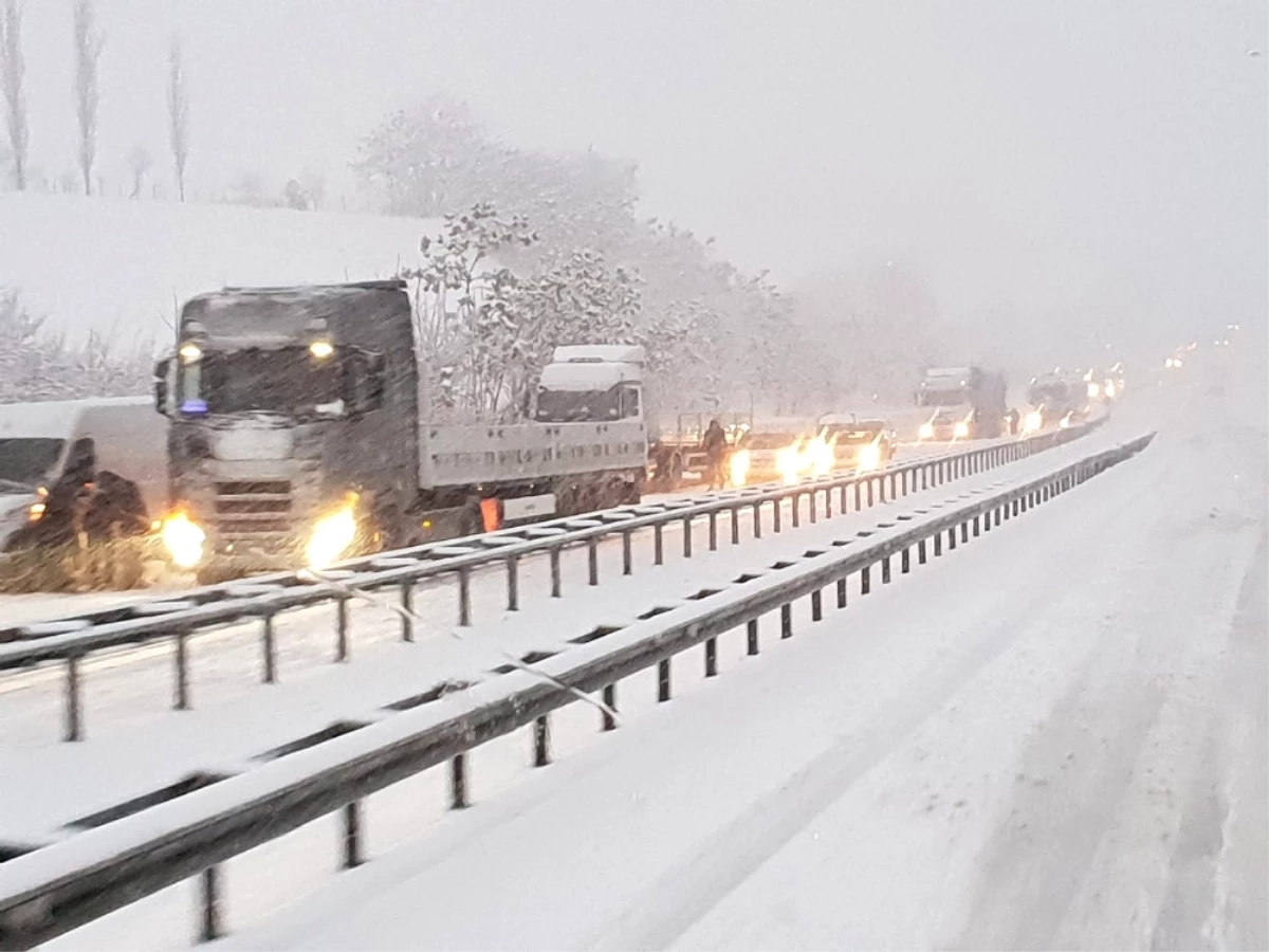 Kar Geçit Vermedi: Karadeniz\'i İstanbul\'a Bağlayan Yol Kapandı