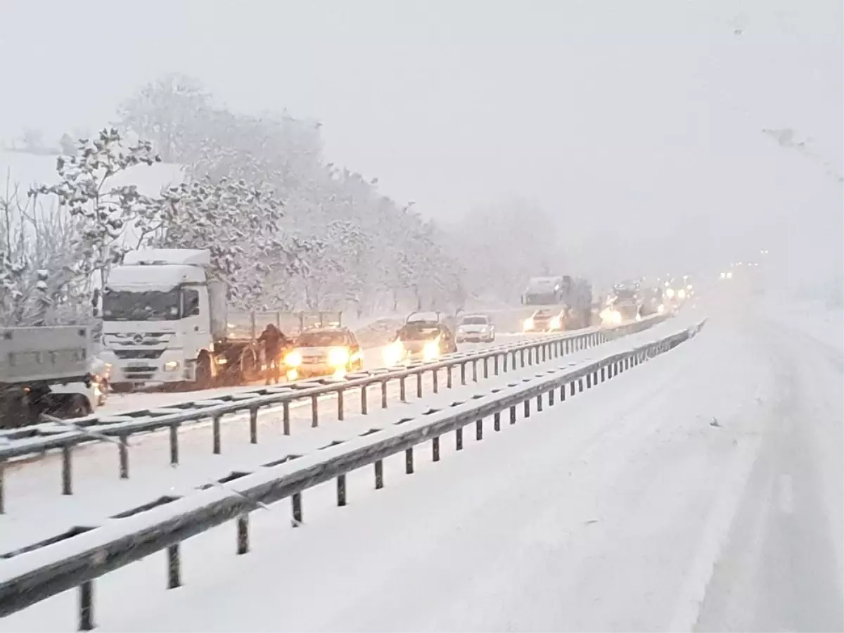 Karadeniz\'i İstanbul\'a Bağlayan Yol Kardan Kapandı