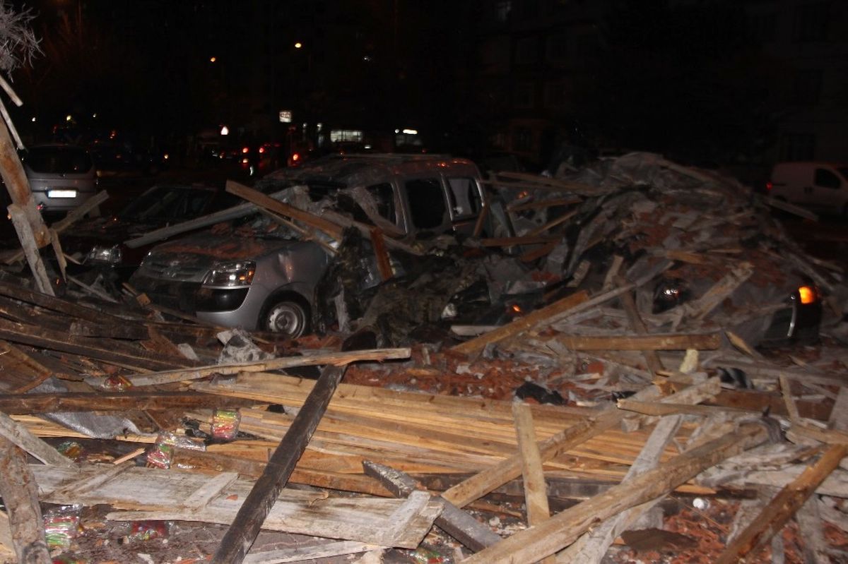 Kayseri\'de Şiddetli Rüzgar Korku Dolu Anlar Yaşattı