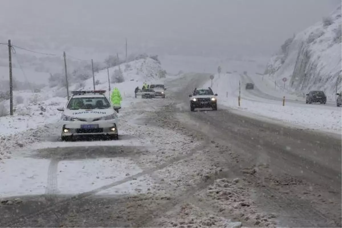 Kazaya Karışan Araçlarına Binmeyen Kadını Evine Polis Bıraktı