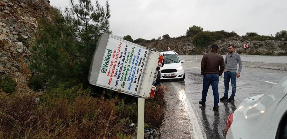 Kuşadası\'nda Virajı Alamayan Kamyonet Devrildi; 1 Yaralı
