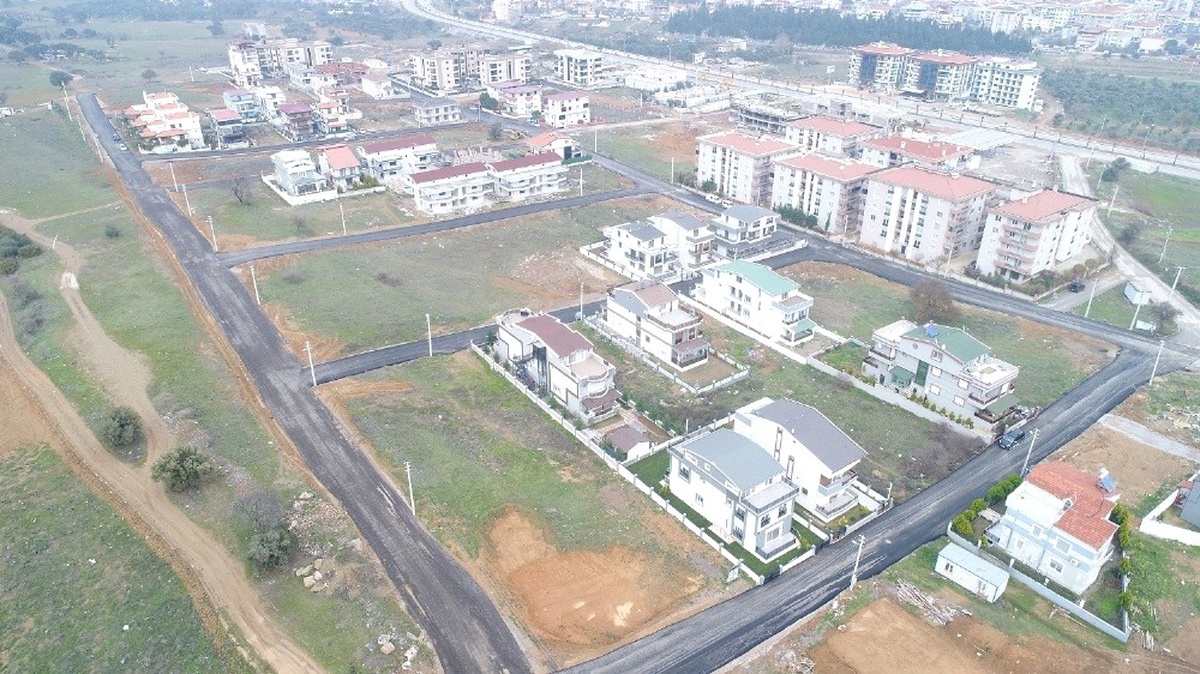 Menderes\'te Bozuk Yollar Yenileniyor