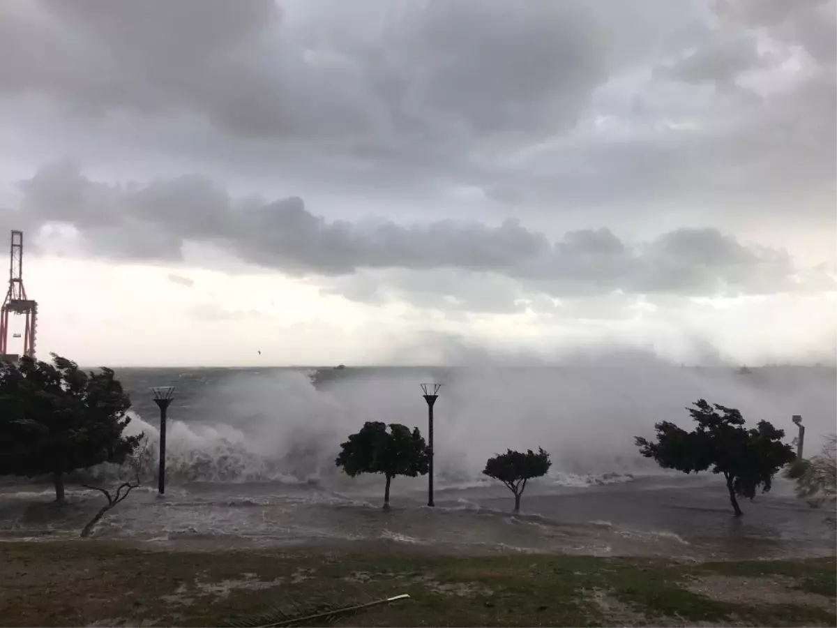 Mersin\'de Fırtına Hayatı Felç Etti