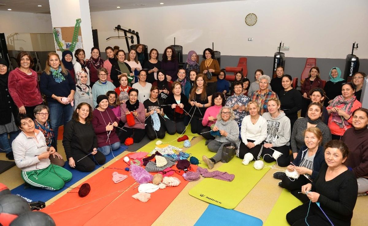 Muratpaşa\'nın Sporcu Ev Hanımlarından Çocuklara Atkı ve Bere