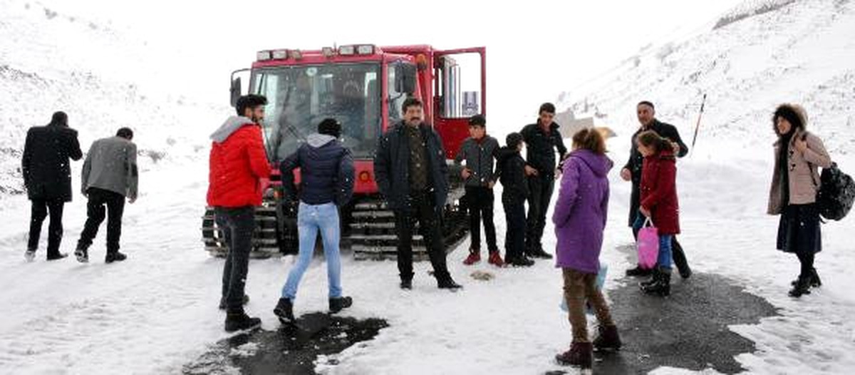 Öğrenciler Köylerine Kar Üstü Araçla Ulaştırıldı