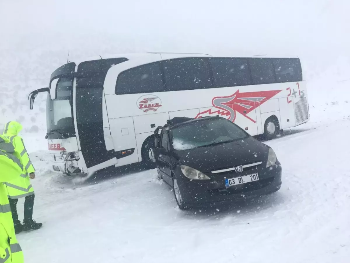 Otomobil Otobüse Çarpıştı: 2 Yaralı