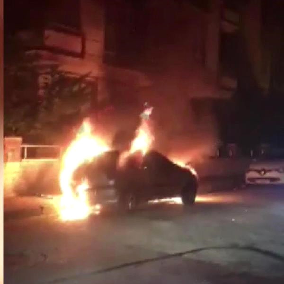 Park Halindeki Otomobil Alev Alev Yandı