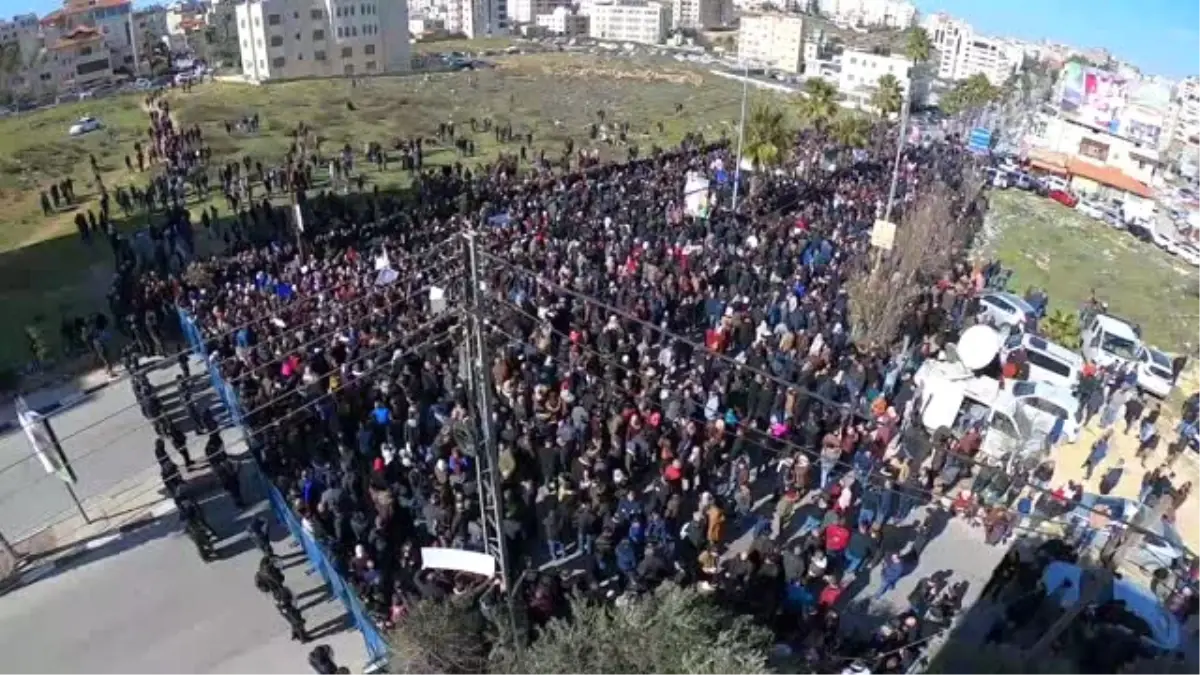 Ramallah\'ta Yeni "Sosyal Sigortalar" Kanunu Protesto Edildi