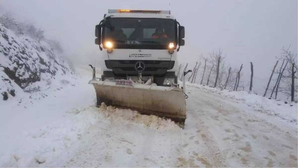 Tire\'de Kar Yolları Kapattı