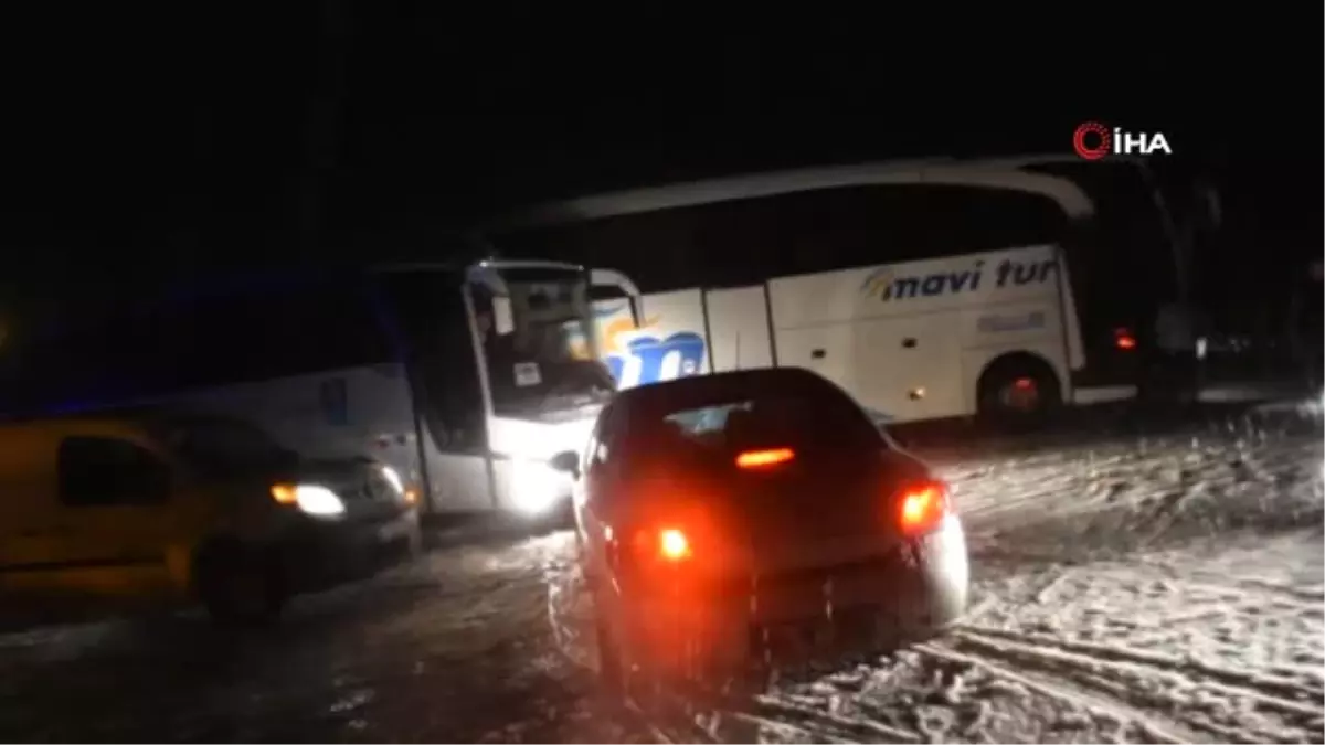 Tosya D-100 Karayolu Yoğun Kar Yağışı Nedeniyle Trafiğe Kapatıldı