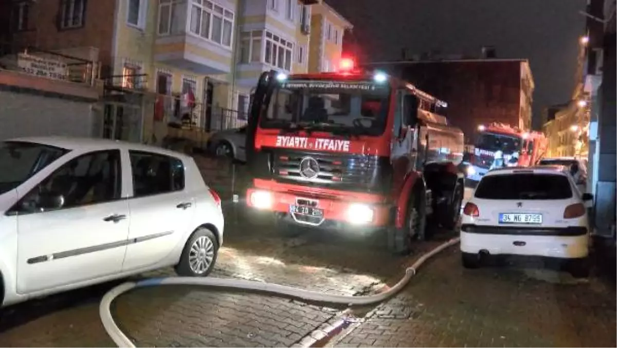 Üsküdar\'da Yangın:  2 Çocuğu İtfaiye Kurtardı