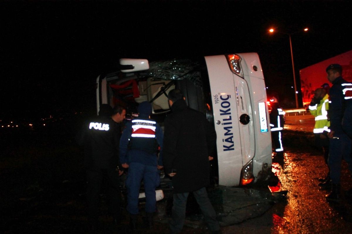 Yalova\'da Otobüs Devrildi: 14 Yaralı