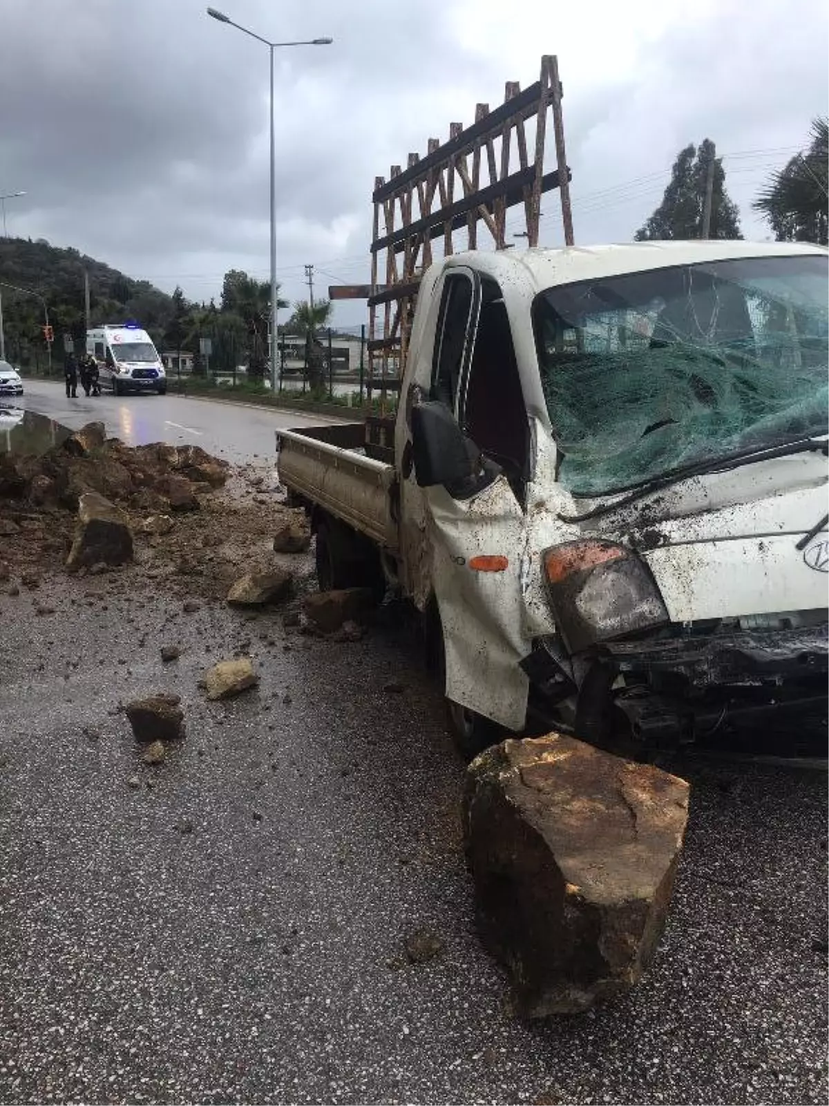 Yamaçtan Kopan Kaya Parçası, Kamyonetin Üzerine Düştü