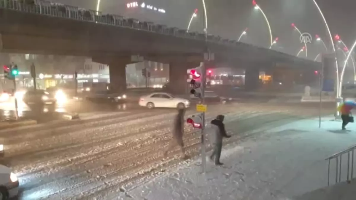 Yoğun Kar Ulaşımı Etkiliyor