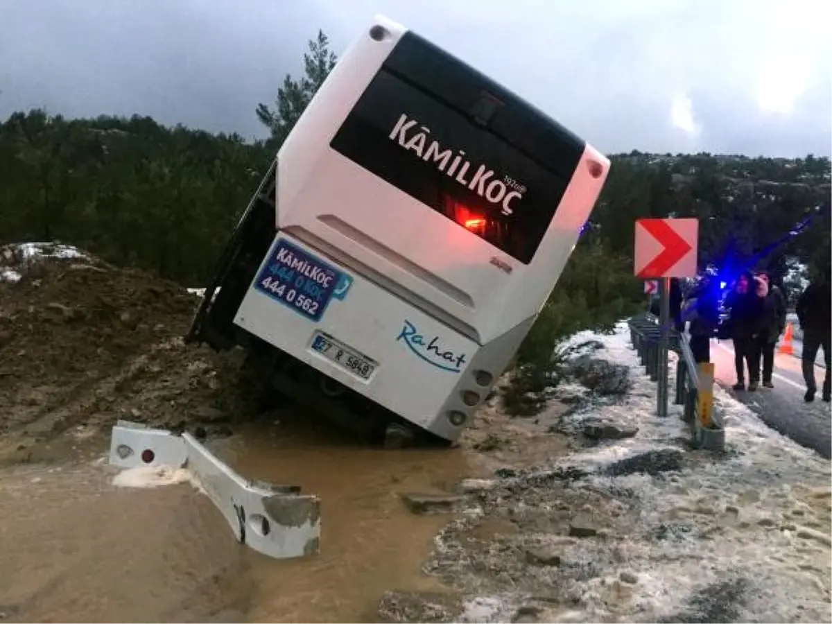 Yolcu Otobüsü Şarampole Devrildi, Kaymakam Yolculara Yemek Verdi