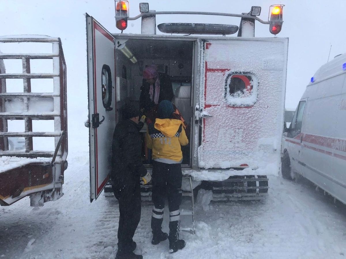 Yolda Mahsur Kalan Aile Paletli Kar Ambulansı ile Kurtarıldı