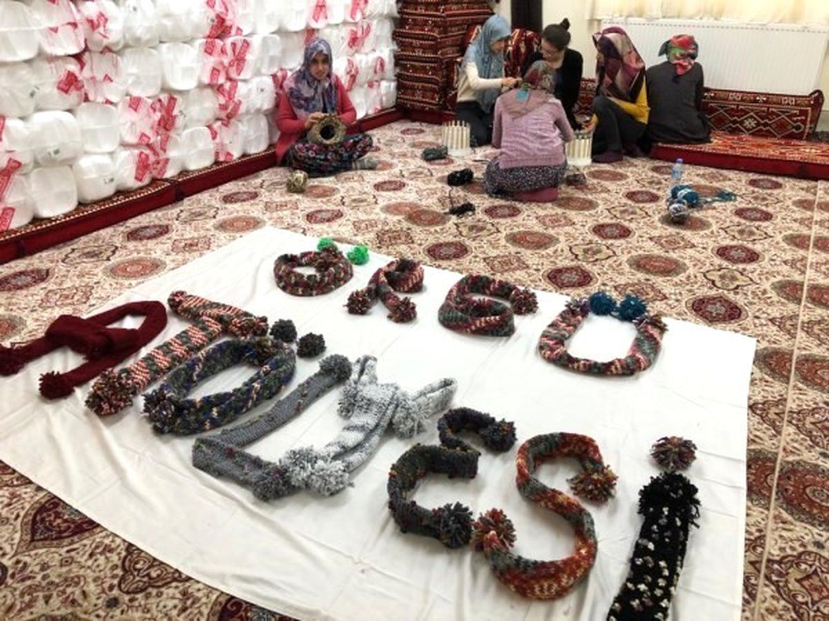 Yurtta Kalan Liseliler Kar Tatilinde Minik Öğrenciler İçin Atkı Ördü