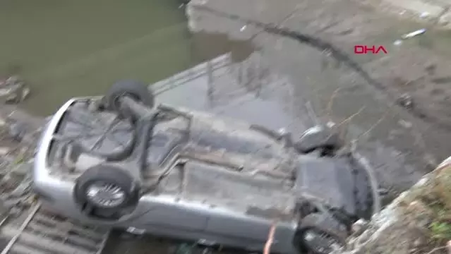 Zeytinburnun’da Virajı Alamayan Otomobil Dereye Uçtu 1 Yaralı Son Dakika