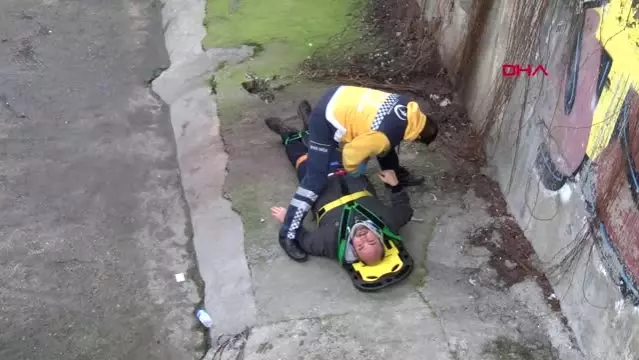 Zeytinburnun’da Virajı Alamayan Otomobil Dereye Uçtu 1 Yaralı Son Dakika