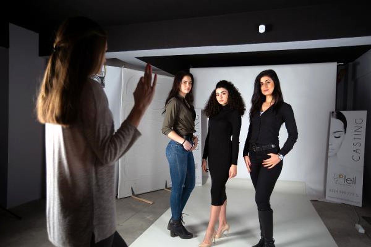 1 Ay Eğitim Alıp Modellik Yapıyorlar