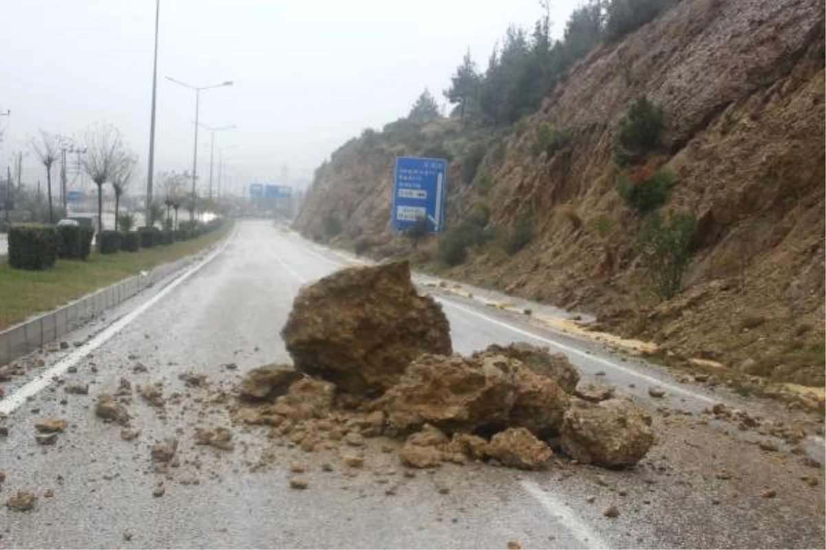 Adana\'da Evleri Su Bastı, Araçlar Yolda Kaldı (3)