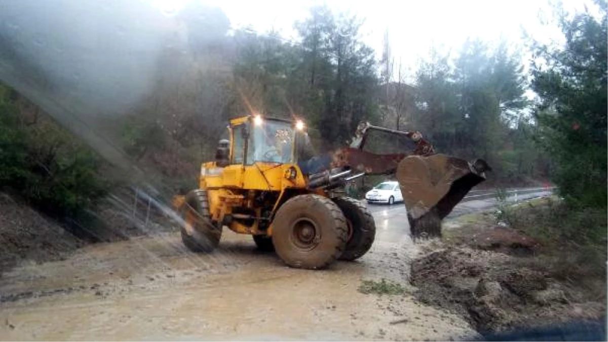 Adana\'da Evleri Su Bastı, Araçlar Yolda Kaldı (6)