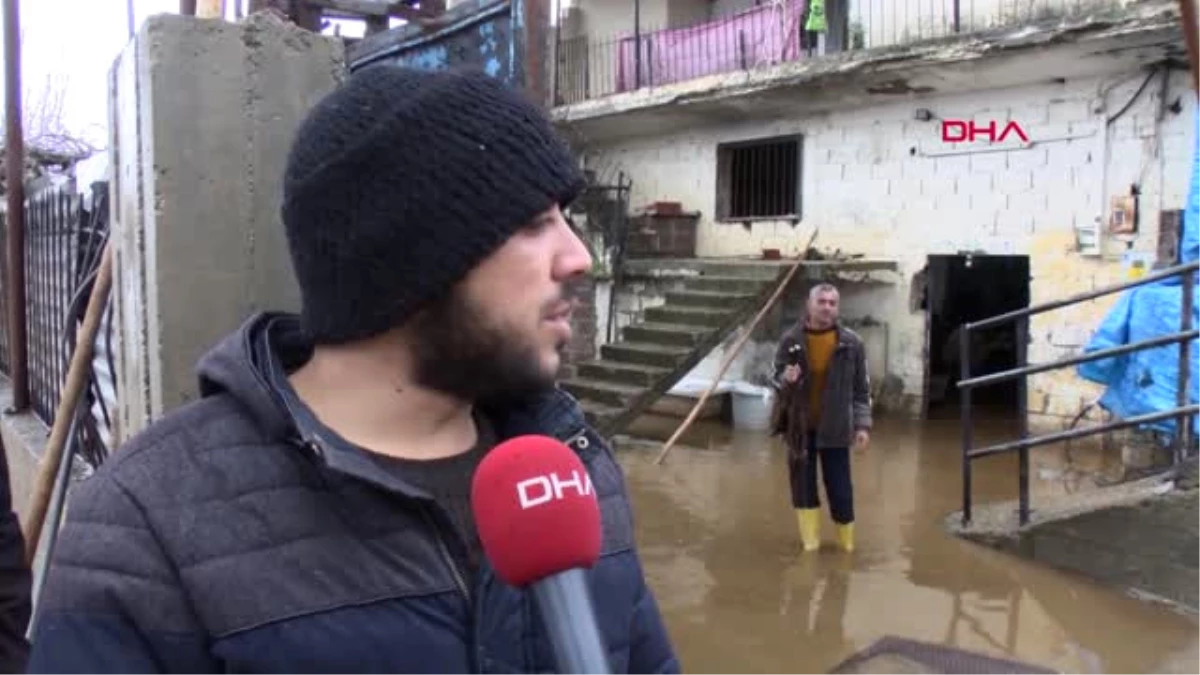 Adana\'da Evleri Su Bastı, Araçlar Yolda Kaldı