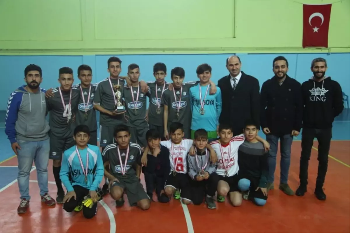 Başkan Vekili Işıktaş, Minik Sporculara Ödül Verdi