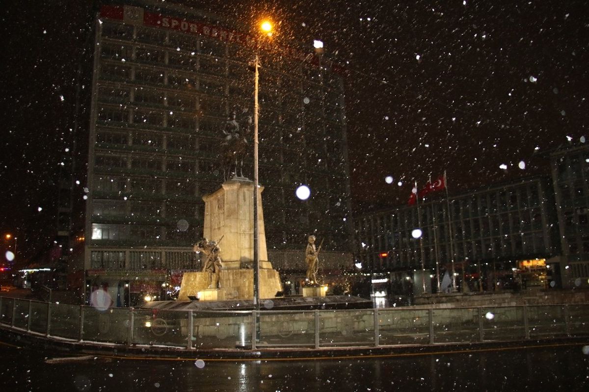 Başkent\'te Trafik Kazaları: 3 Yaralı