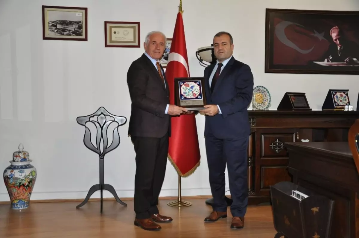 Başsavcı Evren Akbey\'den İş Adamı Nafi Güral\'a Plaket