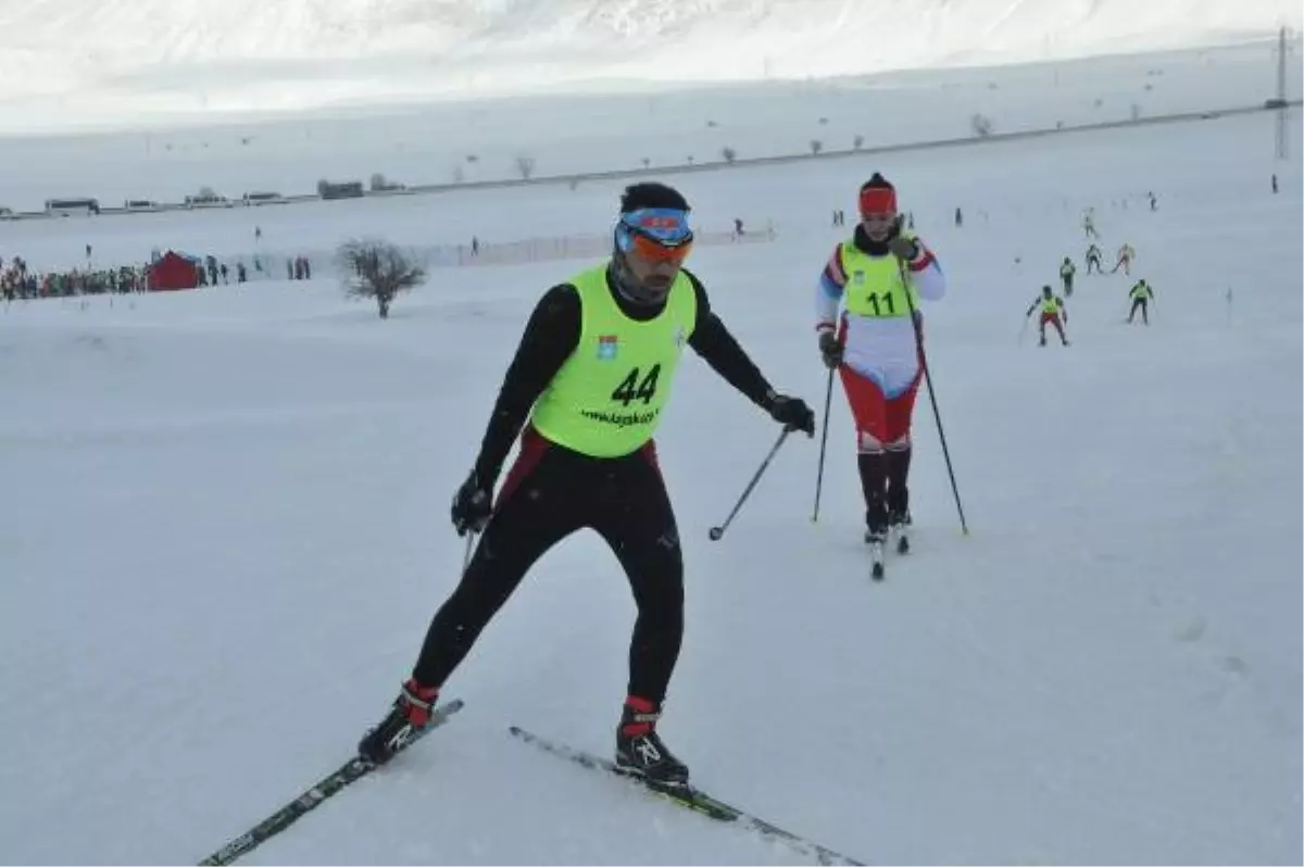 Bitlis\'te Eksi 10 Derecede Kayaklı Koşu Yarışması