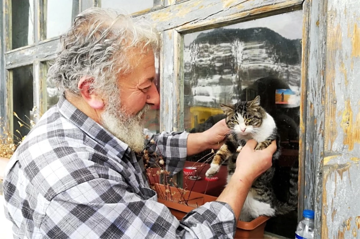 Bu Kahvehanenin Maskotu: Nazeker