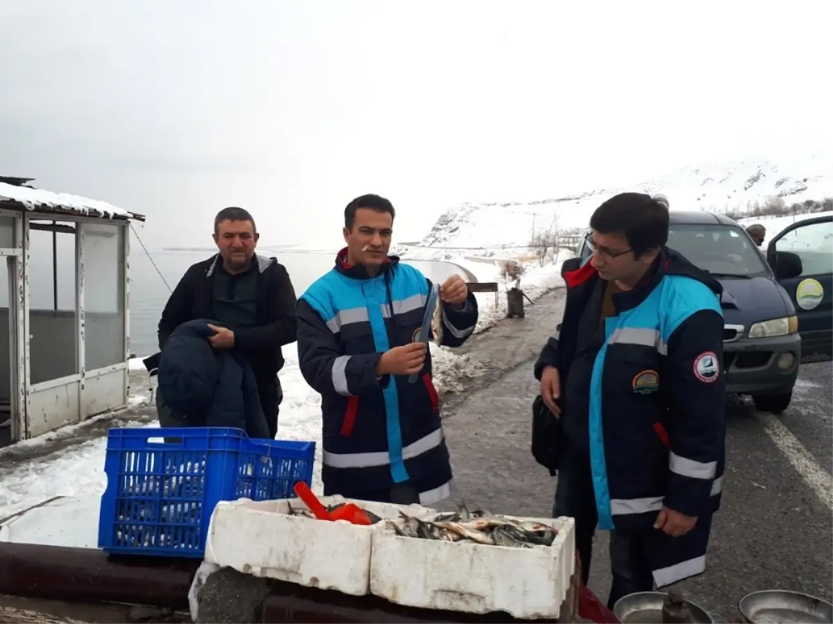 Buz Tutan Engil Çayı\'nda Su Ürünleri Denetimi