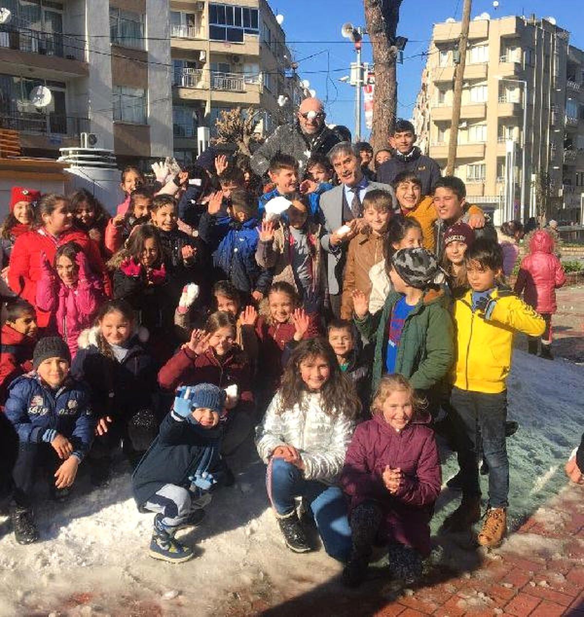 Çocuklar, Kamyonlarla Getirilen Karın Keyfini Çıkardı