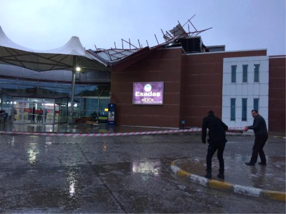 Fırtına, Otobüs Terminalinin Çatısını Uçurdu