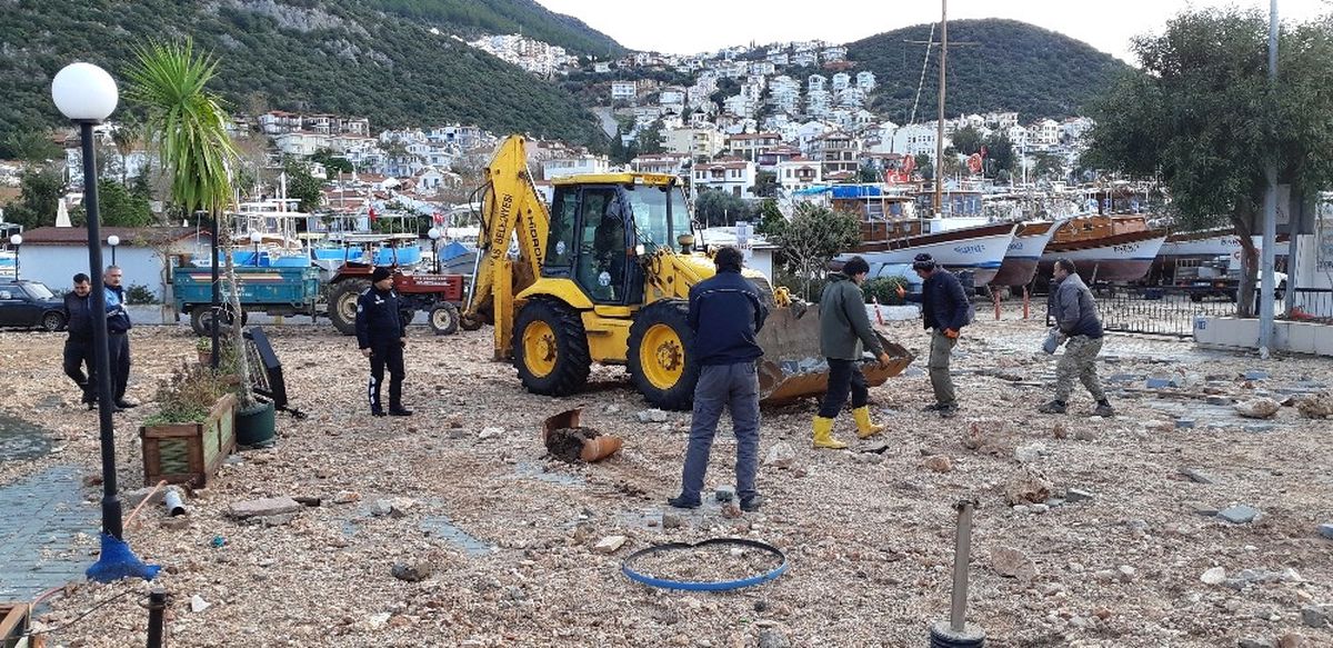 Fırtınadan Kapanan Sahil Yolu Ulaşıma Açıldı
