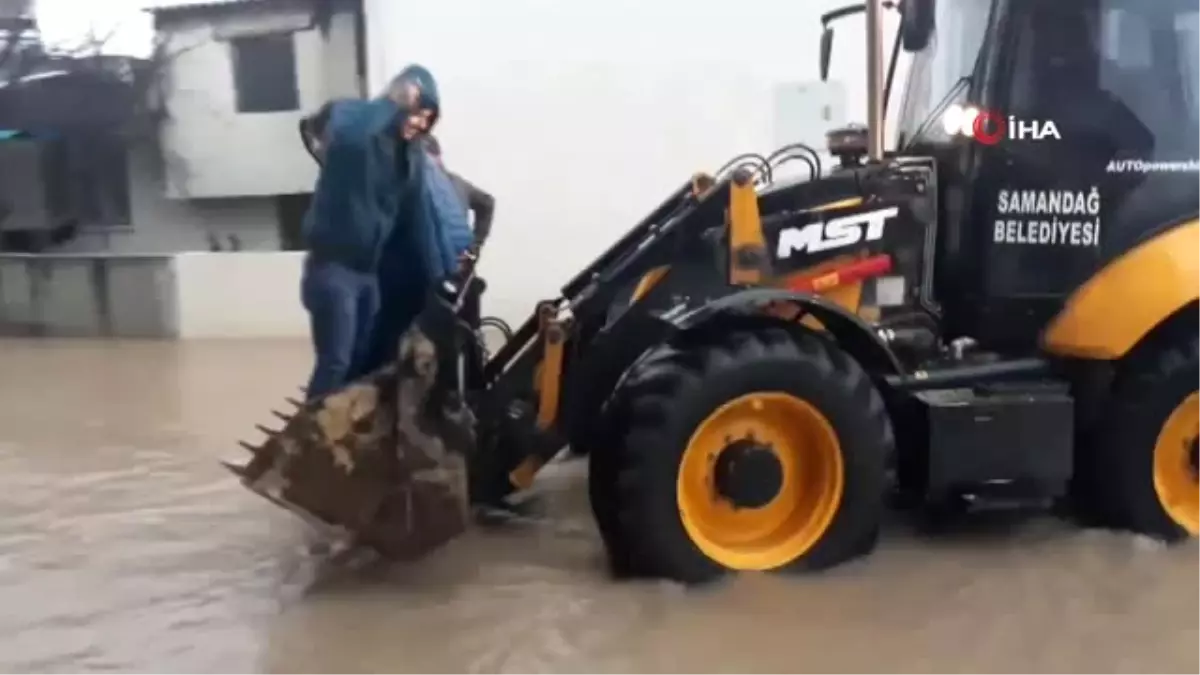 Göle Dönen Yolda Mahsur Kalan Arabayı Kepçeyle İttiler