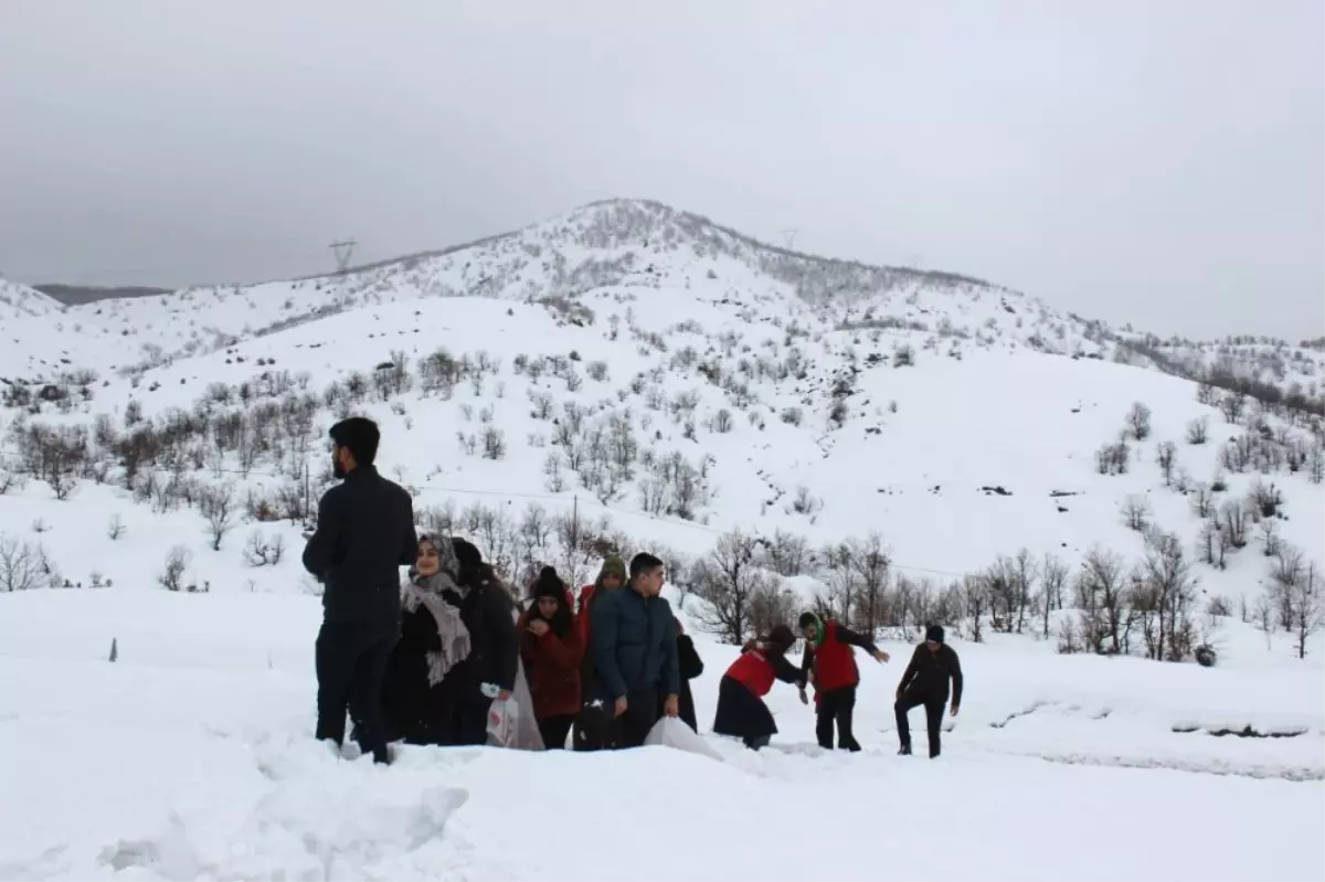 Gönüllü Gençler Yaban Hayvanları İçin Yem Bıraktı